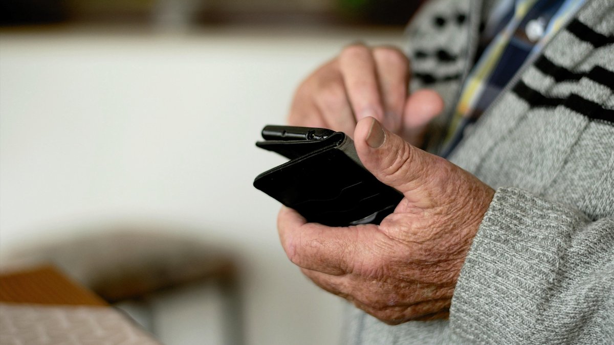 Senior mit Smartphone Senior mit Smartphone