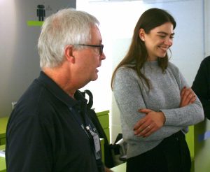 Wyonne Ulrich (rechts), Geschäftsführerin der Pro Regio GmbH, und Jochim Jahn (links), einer der Lotsen im Computermuseum, heißen die Teilnehmerinnen und Teilnehmer herzlich willkommen.